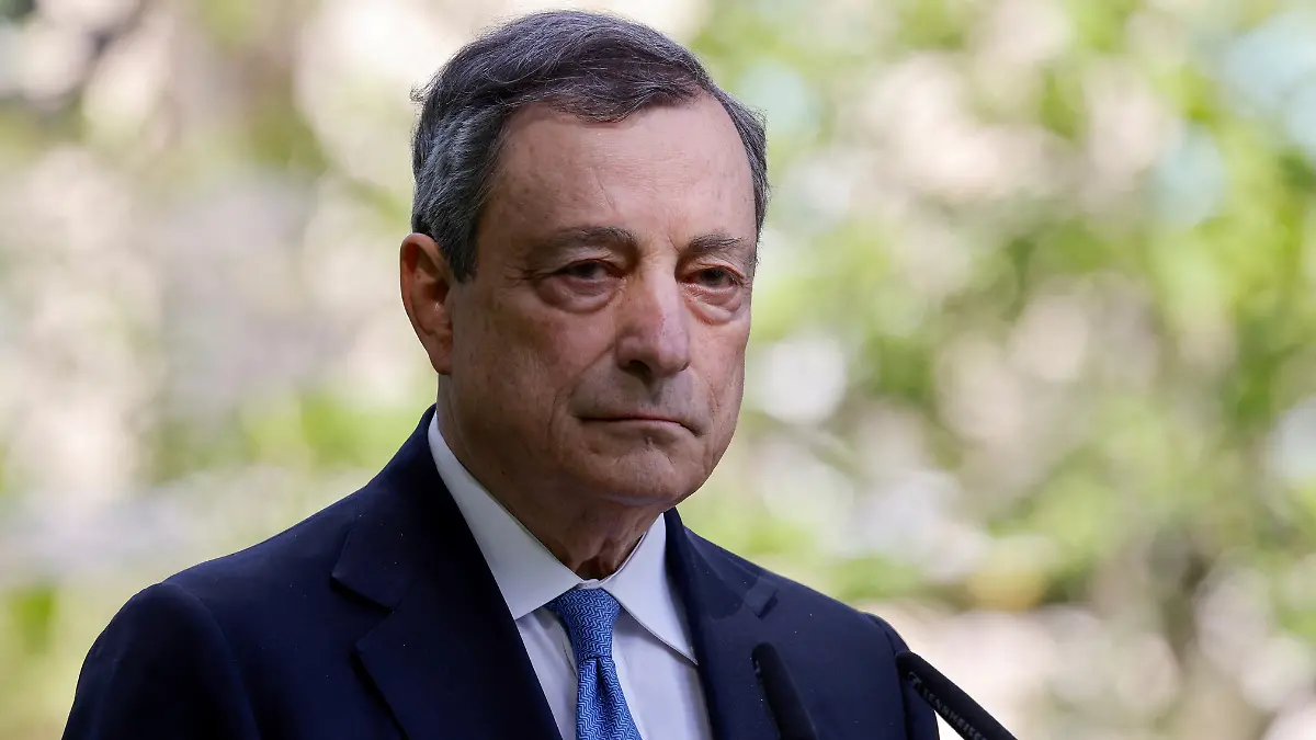 Mario Draghi dimite como primer ministro de Italia tras la desbandada en su coalición